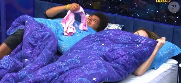 Milena mal consegue segurar o riso para continuar falando sobre o episódio ao lado de Ana Paula do BBB 26