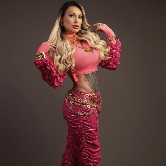 Andressa Urach acredita que o trabalho como atriz pornô e suas recentes músicas como cantora de funk, também com teor explícito, impactaram para a recusa