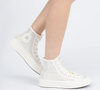 A collab Converse x Swarovski transforma o tradicional Chuck 70 em uma peça de luxo, combinando a silhueta clássica do tênis com cristais Swarovski aplicados por todo o cabedal de lona