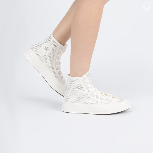A collab Converse x Swarovski transforma o tradicional Chuck 70 em uma peça de luxo, combinando a silhueta clássica do tênis com cristais Swarovski aplicados por todo o cabedal de lona