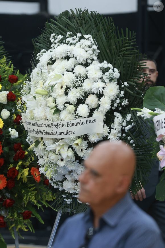 O Prefeito Eduardo Paes, Romário e a CBF também enviaram coroas de flores para o velório de Léo Batista.
