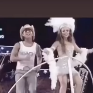 Sandy e Junior roubaram a cena no Carnaval. ‘Fotógrafos empurravam-se em um corpo-a-corpo ameaçador’, destacou a Folha de São Paulo em 2005