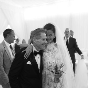 Joias milionárias: brincos Tiffany & Co. de 12 quilates roubam a cena no altar