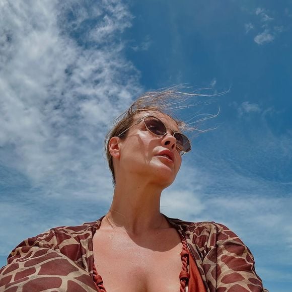 Juliana Silveira conta que decidiu conversar com ele, que, a princípio, se mostrou compreensivo. Depois, este diretor passou a fazer represálias no ambiente de trabalho, segundo a atriz