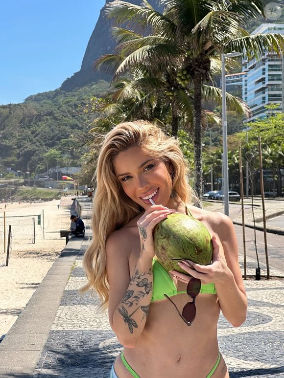 Nesta terça-feira (30), Karoline Lima aproveitou um dia de sol no Rio de Janeiro para mostrar o resultado do procedimento