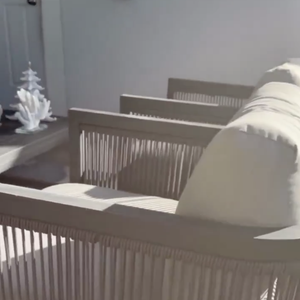 Na área externa, convidados de Bruna Marquezine desfrutam de poltronas confortáveis e uma área de lazer completa