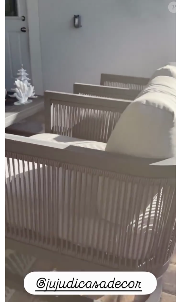 Na área externa, convidados de Bruna Marquezine desfrutam de poltronas confortáveis e uma área de lazer completa