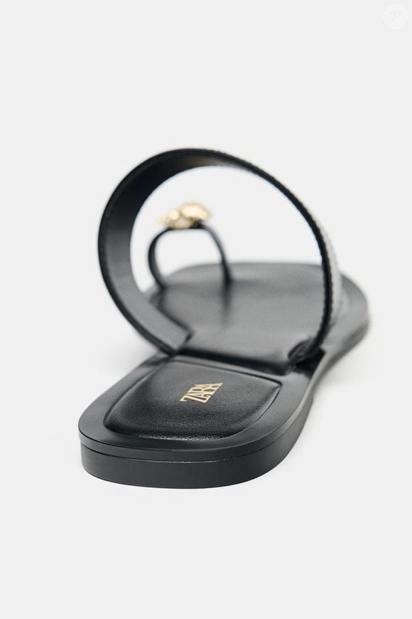 A Zara apresenta sua nova rasteirinha de R$ 249 com proposta nada convencional: estrutura que valoriza o peito do pé e o dedão, além do detalhe de concha metálica que elevam o visual