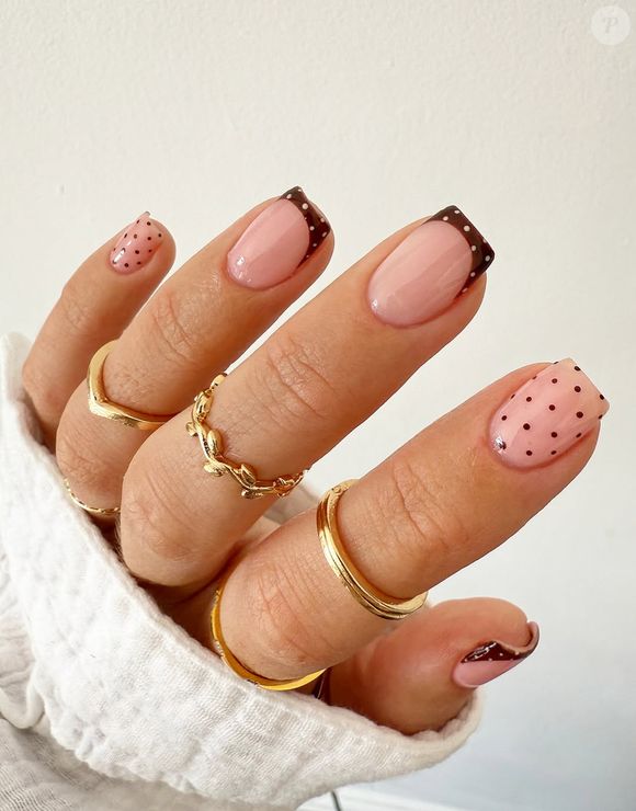 Unhas 2026: As unhas curtas seguem entre as favoritas - especialmente no formato quadrado, que domina a temporada. Aqui, pequenas bolinhas nas pontas se misturam com unhas lisas, criando um visual moderno e equilibrado.