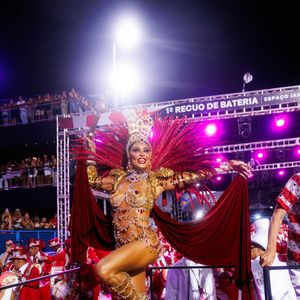 Juliana Paes voltou ao posto de rainha de bateria após 18 anos, foi campeã com a Unidos do Viradouro no Carnaval 2026 e agora levanta a dúvida: ela segue em 2027?