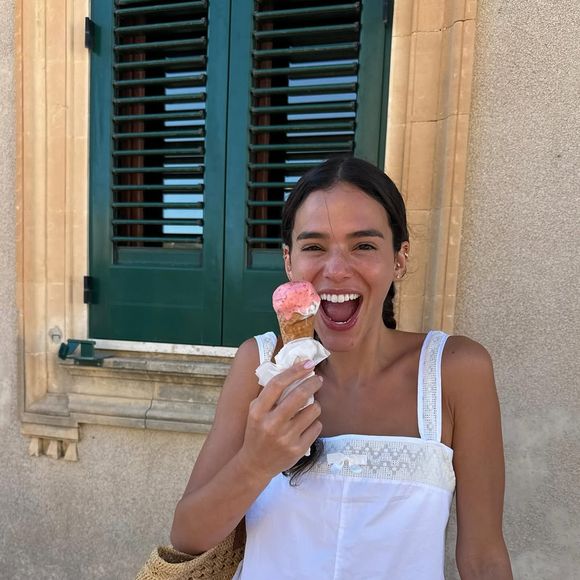 Bruna Marquezine completou 30 anos recentemente, mas já cuida de sua pele para prevenir o envelhecimento