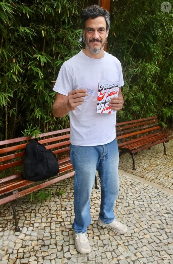Mateus Solano vota no segundo turno com camisa branca e jeans