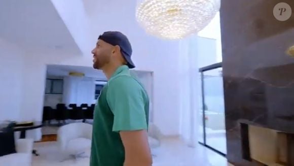 Casa de Weverton, goleiro do Brasil e do Grêmio, chama atenção por um lindo lustre na sala principal