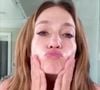 Sem maquiagem, Jennifer Lopez mostrou o resultado de sua rotina de skincare ao apresentar um novo sérum da JLo Beauty