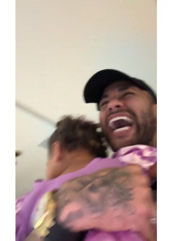 Neymar se divertiu ao acolher a filha Mavie, que chorava: web se dividiu com brincadeira do jogador. 'Pai presente: trauma'