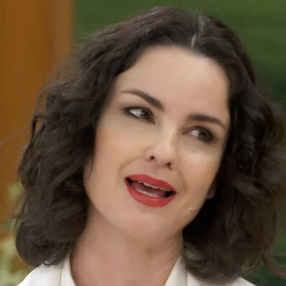 Carolina Kasting explica para Patrícia Poeta que não está afastada da carreira, mesmo sem aparecer na TV