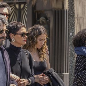 Enterro de Odete Roitman reúne familiares e levanta suspeitas sobre crime no capítulo de quarta, 8 de outubro