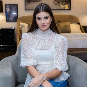 Camila Queiroz combinou a calça jeans com uma blusa de rendas da marca LN Brand para a Mostra ArteFacto Decor + Cinema 2018 neste sábado, 17 de março de 2018
