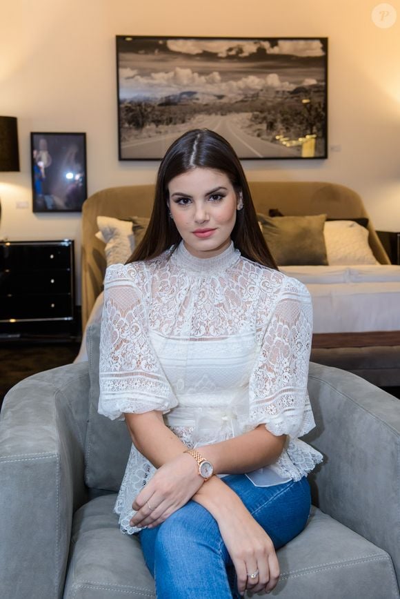 Camila Queiroz combinou a calça jeans com uma blusa de rendas da marca LN Brand para a Mostra ArteFacto Decor + Cinema 2018 neste sábado, 17 de março de 2018