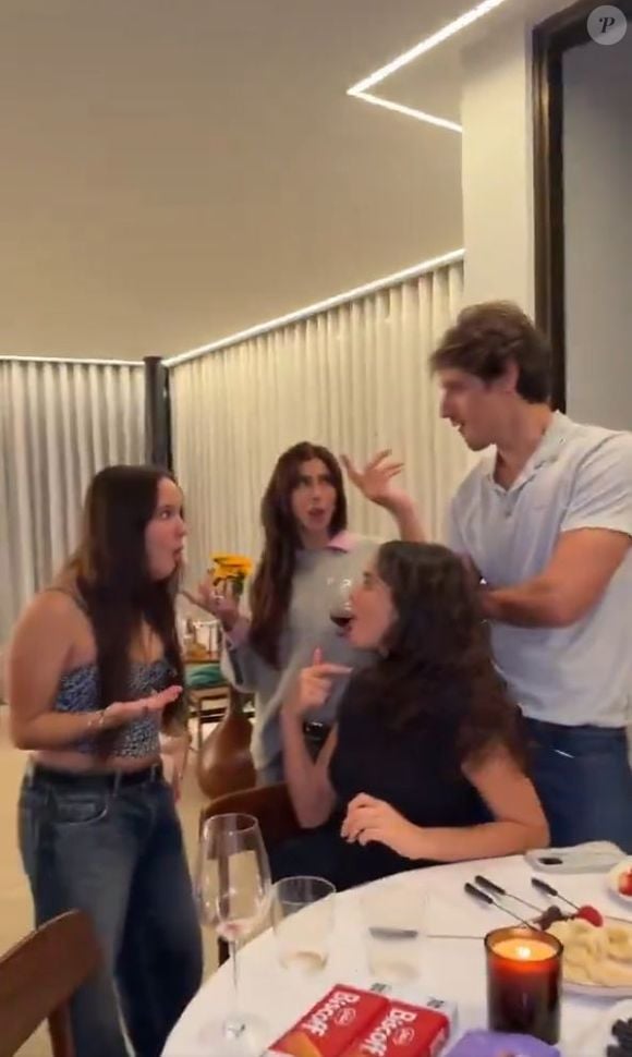 Bruna Marquezine e João Guilherme gravaram uma trend com amigos