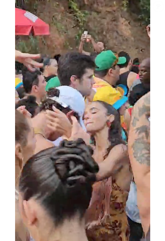 Beijo de Bruna Marquezine e Shawn Mendes terminou com sorrisinhos e os dois voltaram a se divertir logo em seguida
