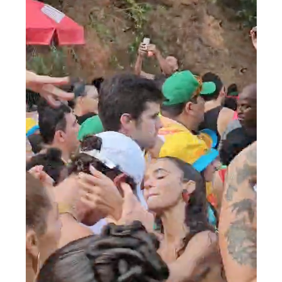 Beijo de Bruna Marquezine e Shawn Mendes terminou com sorrisinhos e os dois voltaram a se divertir logo em seguida
