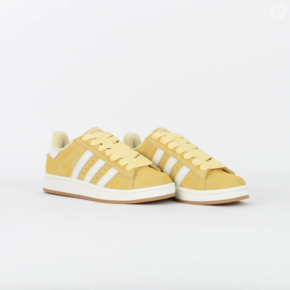 Campus 00S W (Adidas) | R$ 699,99 — O novo queridinho da Adidas mistura referências do skate dos anos 2000 com acabamento sofisticado em camurça premium, criando um visual moderno que promete dominar os looks casuais femininos nos próximos meses