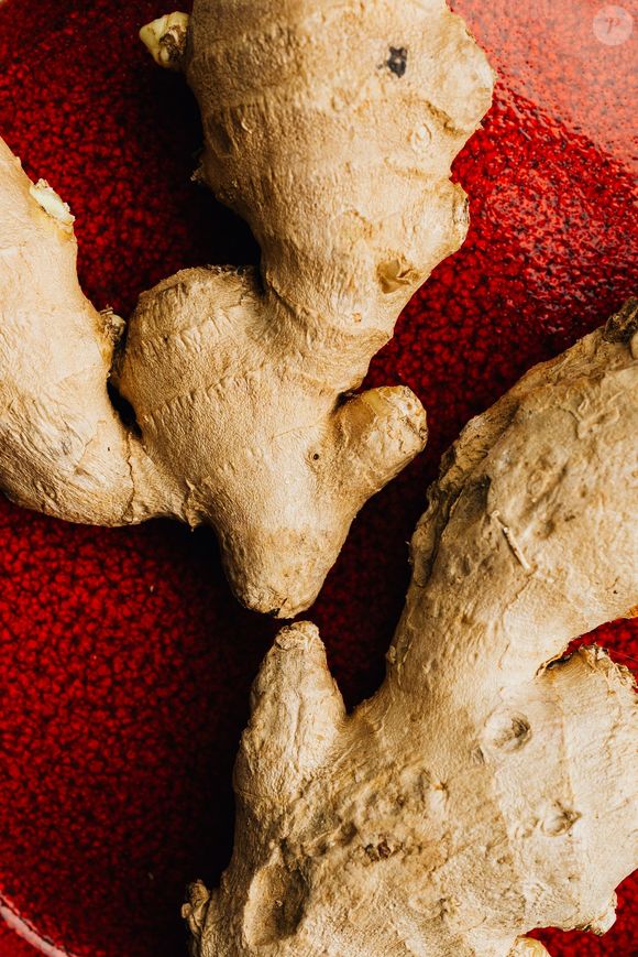O gengibre conta com propriedades antioxidantes e anti-inflamatórias e pode contribuir para diminuir sintomas como náusea e sensação de inchaço