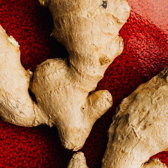 O gengibre conta com propriedades antioxidantes e anti-inflamatórias e pode contribuir para diminuir sintomas como náusea e sensação de inchaço