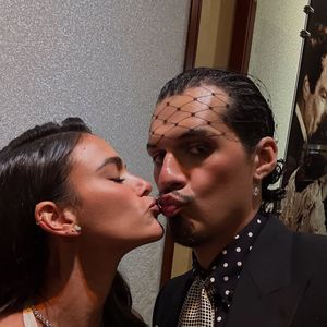 Bruna Marquezine e Omar Apollo dão selinho nos bastidores do Oscar 2025