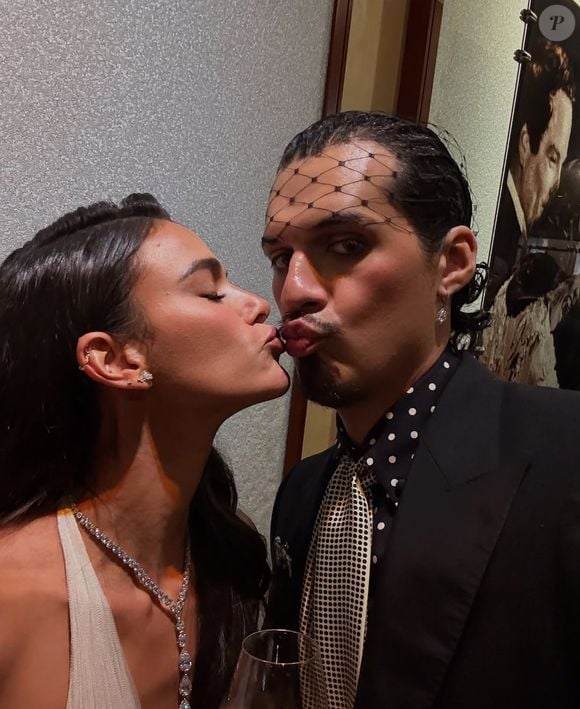 Bruna Marquezine e Omar Apollo dão selinho nos bastidores do Oscar 2025