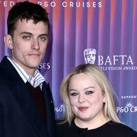 Atriz de 'Bridgerton', Nicola Coughlan estreia no tapete vermelho com o namorado 13 anos mais novo