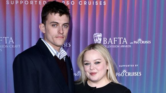 Atriz de 'Bridgerton', Nicola Coughlan estreia no tapete vermelho com o namorado 13 anos mais novo
