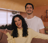 Duplex no topo de um edifício paulistano, painel de jacarandá com recorte circular e referência a templos zen-budistas: Manu Gavassi e Jullio Reis abrem o apartamento onde vivem com a filha Nara e os cães Magnólia e Aipim