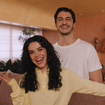 Duplex no topo de um edifício paulistano, painel de jacarandá com recorte circular e referência a templos zen-budistas: Manu Gavassi e Jullio Reis abrem o apartamento onde vivem com a filha Nara e os cães Magnólia e Aipim