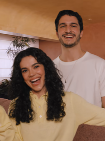Duplex no topo de um edifício paulistano, painel de jacarandá com recorte circular e referência a templos zen-budistas: Manu Gavassi e Jullio Reis abrem o apartamento onde vivem com a filha Nara e os cães Magnólia e Aipim