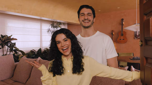 Duplex no topo de um edifício paulistano, painel de jacarandá com recorte circular e referência a templos zen-budistas: Manu Gavassi e Jullio Reis abrem o apartamento onde vivem com a filha Nara e os cães Magnólia e Aipim