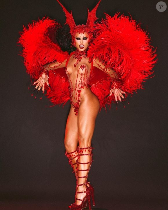 Carnaval 2025: fantasia de Sabrina Sato na Vila Isabel tem asas e orelhas características dos vampiros