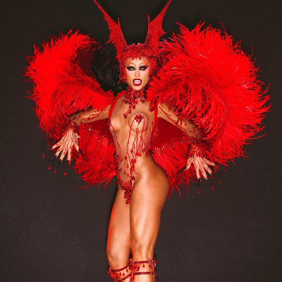 Carnaval 2025: fantasia de Sabrina Sato na Vila Isabel tem asas e orelhas características dos vampiros