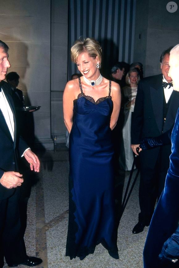 Roupa na azul-marinho, uma escolha para a princesa Diana em evento, é a mais apropriada para passar controle, competência e serenidade