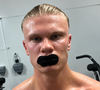 Outro hábito do jogador de futebol norueguês é cobrir a boca com fita adesiva para aproveitar ao máximo a respiração pelas narinas