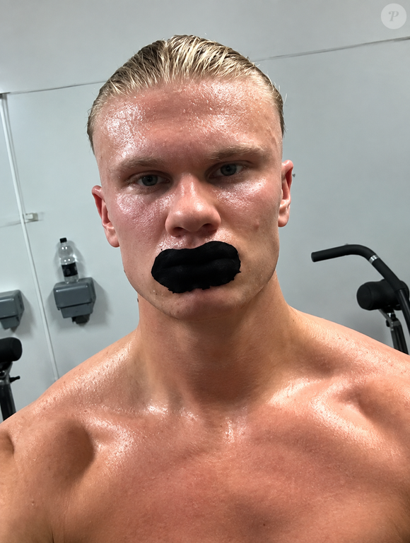 Outro hábito do jogador de futebol norueguês é cobrir a boca com fita adesiva para aproveitar ao máximo a respiração pelas narinas