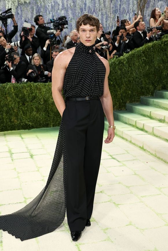 O crush do momento! Connor Storrie fez sua estreia no Met Gala 2026 vestindo Saint Laurent, com um terno preto clássico complementado por um lenço de poá drapeado