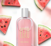Entre os perfumes favoritos da minha mãe na menopausa, o Egeo Melancia, de O Boticário, se destaca pela combinação frutal gourmand com notas florais aquáticas, criando uma fragrância fresca, alegre e cheia de personalidade