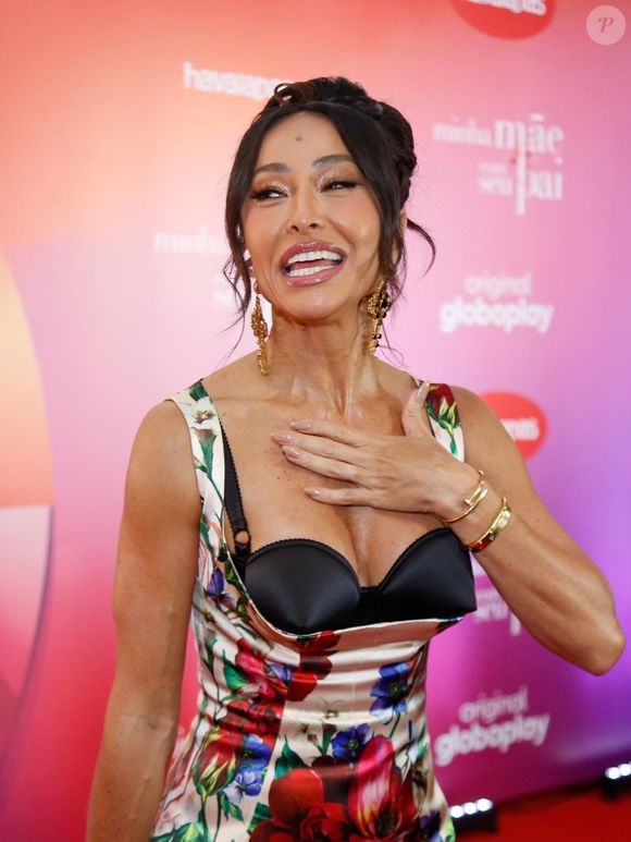 Na noite desta terça-feira (19), a apresentadora apareceu em um shopping famoso do Rio de Janeiro, a bordo de um look Dolce & Gabanna para divulgar o "Minha Mãe com o seu Pai", que estreia na Globoplay no dia 30 de abril.