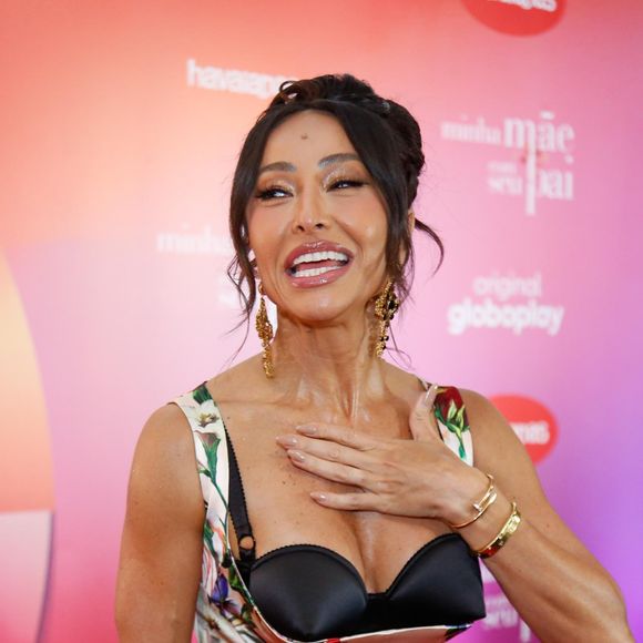 Na noite desta terça-feira (19), a apresentadora apareceu em um shopping famoso do Rio de Janeiro, a bordo de um look Dolce & Gabanna para divulgar o "Minha Mãe com o seu Pai", que estreia na Globoplay no dia 30 de abril.