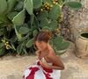 Uma possibilidade é apostar em vestidos de comprimento curto ou midi para deixar o tênis em evidência. Como o modelo tem uma cor marcante, ele também pode funcionar como ponto de destaque em uma produção de tons neutros