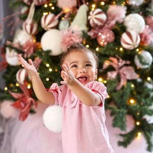 Mavie, filha de Neymar e Bruna Biancardi, aparece em frente à árvore da mansão da família