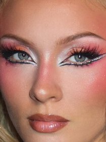 Adeus 'clean girl'! Maquiagem colorida para além do Carnaval: como usar a tendência de forma elegante e divertida no verão 2026