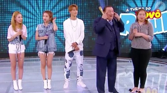 Na ocasião, Raul Gil sugeriu que os cantores deveriam "abrir os olhos" e ainda imitou de forma caricata a pronúncia do idioma coreano